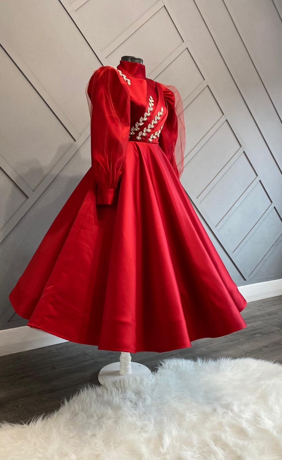 Kırmızı saten elbise